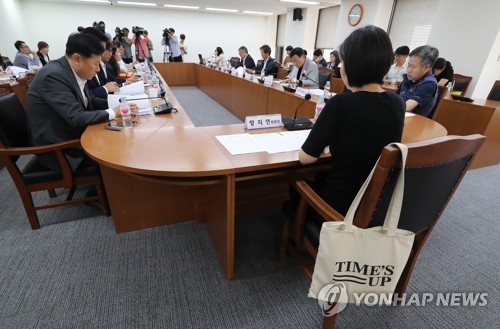 제5차 국민연금 개혁과 노후소득보장특별위원회 전체회의(서울=연합뉴스) 이정훈 기자 = 장지연 연금특위 위원장(뒷모습)과 위원들이 30일 오전 서울 종로구 경제사회노동위원회에서 열린 제5차 국민연금 개혁과 노후소득보장특별위원회(연금특위) 전체회의에서 자료를 살펴보고 있다. 2019.8.30 uwg806@yna.co.kr