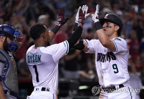 7회 동점 투런포 터뜨린 애리조나 로하스(오른쪽) [USA 투데이/로이터=연합뉴스]