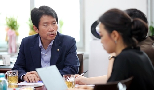 인터뷰하는 이인영 원내대표(서울=연합뉴스) 김인철 기자 = 더불어민주당 이인영 원내대표가 국회 원내대표실에서 연합뉴스와 인터뷰를 하고 있다.