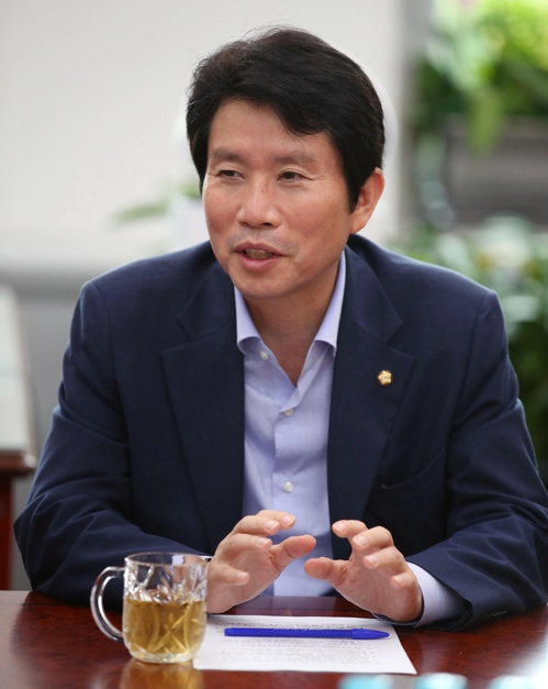 이인영 원내대표(서울=연합뉴스) 김인철 기자 = 더불어민주당 이인영 원내대표가 국회 원내대표실에서 연합뉴스와 인터뷰를 하고 있다.