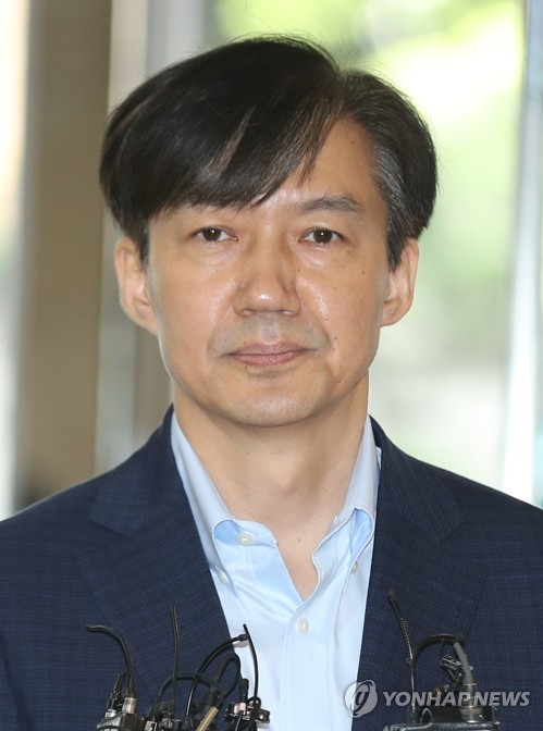 사무실 출근한 조국 후보자(서울=연합뉴스) 류영석 기자 = 조국 법무부 장관 후보자가 30일 오전 인사청문회 준비사무실이 마련된 서울 종로구 적선현대빌딩에 출근해 취재진의 질문을 듣고 있다. 2019.8.30 ondol@yna.co.kr