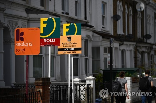 매매 및 임대 간판이 세워진 런던 주택들 [AFP=연합뉴스]