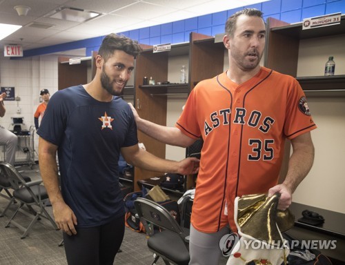 토로에게 감사 인사하는 벌랜더[AP=연합뉴스]
