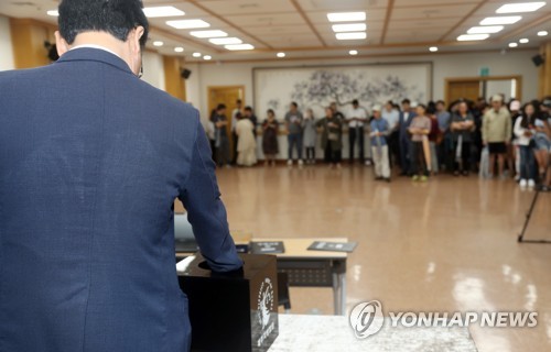 고유정 두 번째 재판 방청권 추첨(제주=연합뉴스) 백나용 기자 = 전 남편 살해 혐의로 구속기소 된 고유정의 두 번째 정식 재판일인 2일 오전 제주지방법원에서 고유정 재판 방청권 추첨이 진행되고 있다. 2019.9.2 dragon.me@yna.co.kr