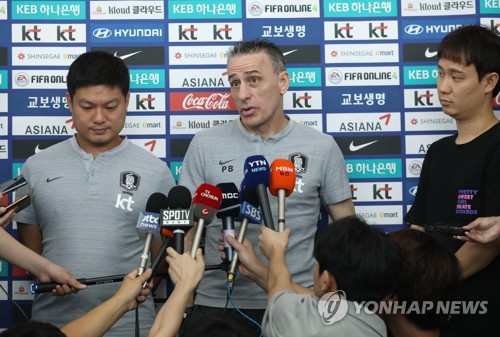 인터뷰하는 벤투(영종도=연합뉴스) 신준희 기자 = 조지아, 투르크메니스탄과의 원정 2연전을 앞두고 출국하는 축구 국가대표팀 벤투 감독이 2일 인천국제공항 출국장 앞에서 인터뷰를 하고 있다. 2019.9.2 hama@yna.co.kr