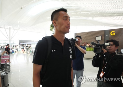 공항 들어서는 김신욱(영종도=연합뉴스) 신준희 기자 = 조지아, 투르크메니스탄과의 원정 2연전을 앞두고 출국하는 축구 국가대표팀 김신욱이 2일 인천국제공항 출국장 앞에서 인터뷰를 하기 위해 걸어가고 있다. 2019.9.2 hama@yna.co.kr
