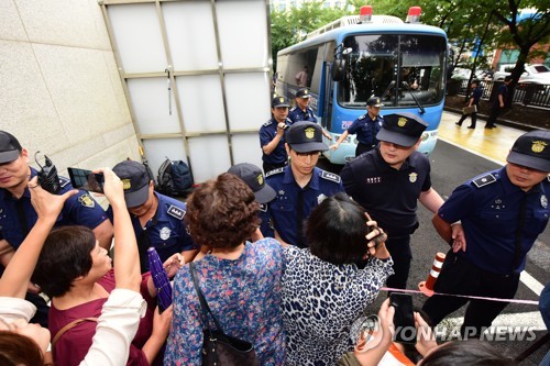 호송차량으로의 접근 막는 교도관들(제주=연합뉴스) 박지호 기자 = 전남편 살해 혐의로 구속기소된 고유정이 2일 오후 두 번째 재판을 받기 위해 제주지법으로 이송됐다.
    교도관들이 호송차량으로의 일반인 접근을 막고 있다. 2019.9.2 jihopark@yna.co.kr