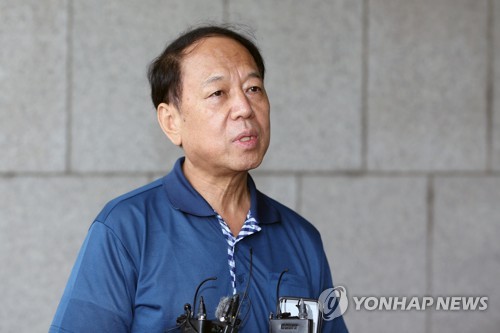 '전두환 재판' 증인 나선 전직 군 관계자(광주=연합뉴스) 천정인 기자 = 2일 오후 광주지법 앞에서 육군 31항공단 탄약관리 군인으로 근무했던 예비역 하사 최종호씨가 전두환 전 대통령의 5·18 관련 사자(死者)명예훼손 사건 재판의 증인으로 출석해 언론 인터뷰를 하고 있다. 2019.9.2 iny@yna.co.kr