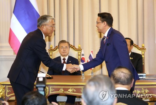 한-태국, 스마트시티 협력(방콕=연합뉴스) 한상균 기자 = 이욱헌 주태국 한국대사와 태국 푸티퐁 디지털경제사회부 장관이 2일 문재인 대통령과 쁘라윳 총리가 참석한 방콕 총리실 청사에서 스마트시티 협력 양해각서를 체결한 뒤 악수하고 있다. 2019.9.2 xyz@yna.co.kr