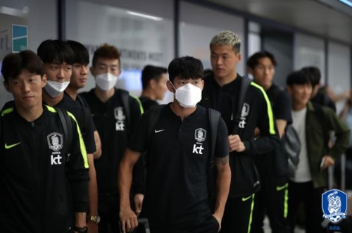 한국시간 3일 새벽 터키 이스탄불 국제공항에 도착한 한국 축구대표팀 선수들.[대한축구협회 제공]