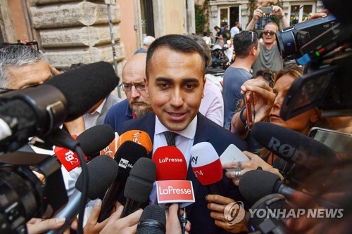 민주당과의 연정안에 대한 당원 투표가 실시된 3일(현지시간) 언론과 인터뷰하는 루이지 디 마이오 오성운동 대표. [EPA=연합뉴스]