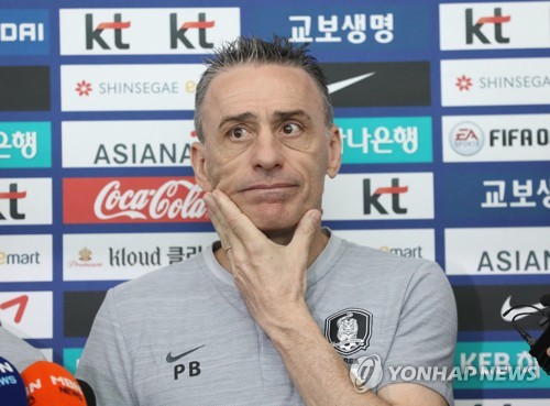 인터뷰하는 벤투(영종도=연합뉴스) 신준희 기자 = 조지아, 투르크메니스탄과의 원정 2연전을 앞두고 출국하는 축구 국가대표팀 벤투 감독이 2일 인천국제공항 출국장 앞에서 인터뷰를 하고 있다. 2019.9.2 hama@yna.co.kr