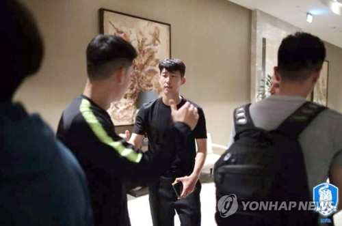 벤투호 캡틴 손흥민의 마중(서울=연합뉴스) 3일(한국시간) 새벽 한국 축구대표팀의 전지훈련지인 터키 이스탄불의 숙소 로비에서 주장 손흥민이 이날 현지에 도착한 동료들을 맞이하고 있다. 2019.9.3 [대한축구협회 제공. 재판매 및 DB 금지] photo@yna.co.kr