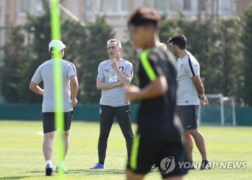 훈련 지켜보는 벤투 감독(이스탄불=연합뉴스) 신준희 기자 = 축구 국가대표팀 벤투 감독이 3일 오후(한국시간) 터키 이스탄불 파티흐 테림 연습경기장에서 몸 푸는 선수들을 지켜보고 있다.  
    벤투 감독이 이끄는 대표팀은 한국시간으로 5일 오후 10시 30분 이스탄불에서 조지아와 평가전을 치른다. 2019.9.3 hama@yna.co.kr