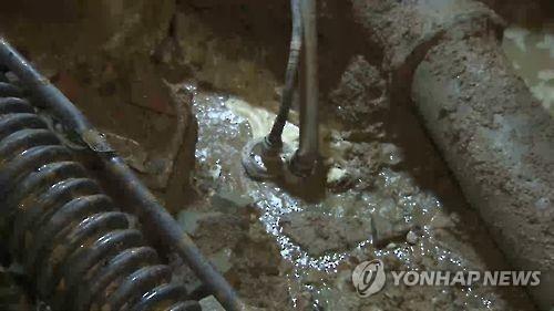 노후 상수도 누수[연합뉴스TV 제공.재판매 및 DB 금지]