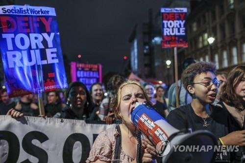 3일(현지시간) 밤 존슨 총리의 브렉시트 계획에 반대하는 시위대가 의회 밖에서 시위를 벌이고 있다. [AP=연합뉴스]