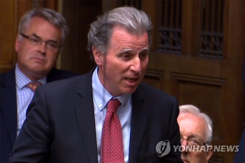 하원 긴급토론을 요청하는 보수당 올리버 레트윈 경 [AFP=연합뉴스]