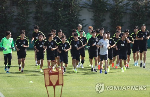 축구 대표팀, 조지아전 앞두고 훈련(이스탄불=연합뉴스) 신준희 기자 = 축구 국가대표팀 선수들이 3일 오후(한국시간) 터키 이스탄불 파티흐 테림 연습경기장에서 몸을 풀고 있다.  
    벤투 감독이 이끄는 대표팀은 한국시간으로 5일 오후 10시 30분 이스탄불에서 조지아와 평가전을 치른다. 2019.9.3 hama@yna.co.kr