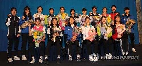 '우리가 신인'(서울=연합뉴스) 서명곤 기자 = 4일 오후 서울 서대문구 그랜드힐튼호텔에서 열린 2019-2020 한국배구연맹 여자 신인선수 드래프트에서 1라운드 1순위로 KGC인삼공사의 지명을 받은 정호영(선명여고)을비롯한 지명선수들이 기념촬영을 하고 있다.앞줄 오른쪽부터 정호영,이다현,권민지,안예림,최가은,김다은. 2019.9.4 seephoto@yna.co.kr