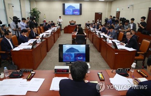 함박도 관련 질문받는 정경두 장관(서울=연합뉴스) 김인철 기자 = 정경두 국방부 장관이 4일 여의도 국회에서 열린 국방위원회 전체회의에서 무소속 서청원 의원으로부터 함박도 관련 질문을 받고 있다. 2019.9.4 yatoya@yna.co.kr