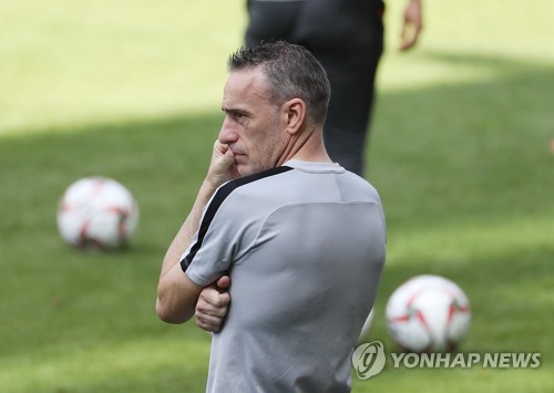 훈련 지켜보는 벤투(이스탄불=연합뉴스) 신준희 기자 = 축구 국가대표팀 벤투 감독이 4일 오후(한국시간) 터키 이스탄불 파티흐 테림 스타디움에서 훈련을 지켜보고 있다.    
    벤투 감독이 이끄는 대표팀은 한국시간으로 5일 오후 10시 30분 이스탄불에서 조지아와 평가전을 치른다. 2019.9.4 hama@yna.co.kr