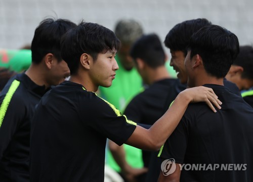 평가전 앞둔 이강인(이스탄불=연합뉴스) 신준희 기자 = 축구 국가대표팀 이강인 등 선수들이 4일 오후(한국시간) 터키 이스탄불 파티흐 테림 스타디움에서 몸을 풀고 있다. 
    벤투 감독이 이끄는 대표팀은 한국시간으로 5일 오후 10시 30분 이스탄불에서 조지아와 평가전을 치른다. 2019.9.4 hama@yna.co.kr