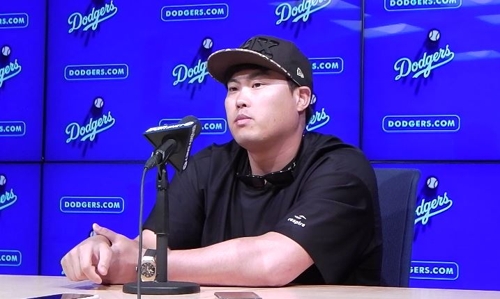 시무룩한 표정의 류현진(로스앤젤레스=연합뉴스) 옥철 특파원 = 류현진(32·로스앤젤레스 다저스)이 5일(한국시간) 미국 캘리포니아주 로스앤젤레스 다저스타디움에서 열린 콜로라도 로키스와 홈 경기에서 부진한 투구를 보인 뒤 인터뷰하고 있다. oakchul@yna.co.kr