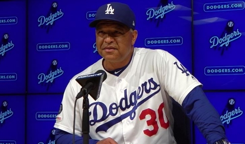 로버츠 감독 "류현진과 대화할 것"(로스앤젤레스=연합뉴스) 옥철 특파원 = 미국프로야구 로스앤젤레스 다저스의 데이브 로버츠 감독은 5일(한국시간) 미국 캘리포니아주 로스앤젤레스 다저스타디움에서 열린 콜로라도 로키스와 홈 경기가 끝난 뒤 기자회견에서 류현진(32)과 대화를 통해 문제점에 대한 해결 방안을 찾아보겠다고 말했다. oakchul@yna.co.kr