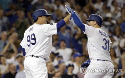 류현진 '고마워 피더슨' [AP=연합뉴스]