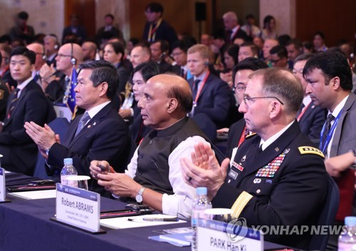 2019 서울안보대화(서울=연합뉴스) 김주성 기자 = 정경두 국방부 장관(왼쪽부터)과 라즈 나트 싱 인도 국방장관, 로버트 에이브럼스 한미연합사령관이 5일 오전 서울 중구 롯데호텔에서 열린 '2019 서울안보대화' 개회식에서 이낙연 국무총리의 연설을 들은 뒤 박수를 치고 있다. 2019.9.5 utzza@yna.co.kr