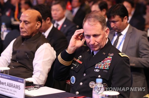 서울안보대화 참석한 에이브럼스 한미연합사령관(서울=연합뉴스) 김주성 기자 = 로버트 에이브럼스 한미연합사령관 겸 주한미군사령관이 5일 오전 서울 중구 롯데호텔에서 열린 '2019 서울안보대화' 개회식에 참석해 정경두 국방부 장관의 발언을 경청하고 있다. 한미연합사령관이  서울안보대화에 참석한 것은 이번이 처음이다. utzza@yna.co.kr