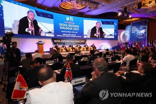 '한반도 평화프로세스와 국제공조' 전문가 토론(서울=연합뉴스) 김주성 기자 = 5일 오전 서울 중구 롯데호텔에서 열린 '2019 서울안보대화' 본회의 1세션에서 문정인 청와대 통일외교안보특보(맨 왼쪽)가 '한반도 평화프로세스와 국제공조'를 주제로 토론을 진행하고 있다. 이 토론회는 박재민 국방부 차관(왼쪽 두번째)과 조지프 디트라니 미국 미주리주립대 교수(왼쪽 세번째) 등 미·중·일·러 등 주요국 정부 관계자와 민간 안보전문가가 참여했다. utzza@yna.co.kr