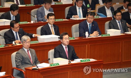 질의 듣는 이낙연 총리(서울=연합뉴스) 하사헌 기자 = 이낙연 국무총리가 5일 오전 열린 국회 예결위 전체회의에서 의원질의를 듣고 있다.  2019.9.5 toadboy@yna.co.kr