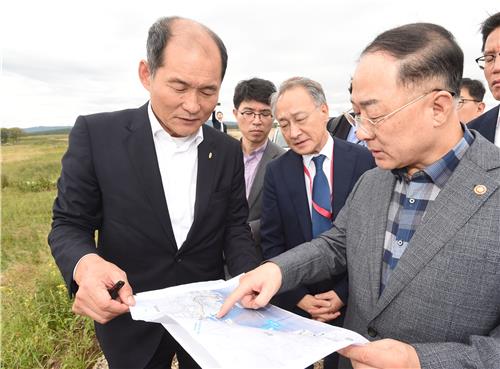 복합물류단지 대상부지 둘러보는 홍남기 부총리 (세종=연합뉴스) 제5차 동방경제포럼 참석차 러시아 블라디보스토크를 방문중인 홍남기 부총리 겸 기획재정부 장관이 6일(현지시간) 즈베즈다 조선소 인근의 복합물류단지 대상부지에 대해 관계자 설명을 듣고 있다. 2019.9.6 [기획재정부 제공]