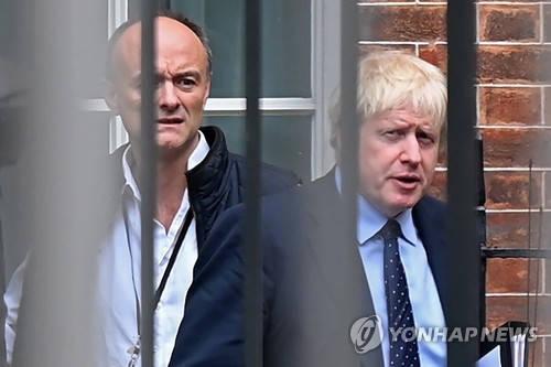 이달 3일 총리관저를 나서는 존슨 총리(오른쪽)와 커밍스 보좌관     [AFP=연합뉴스]