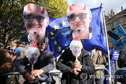 '존슨 총리를 거느리는 커밍스 보좌관'을 묘사한 시위 도구      [AFP=연합뉴스]