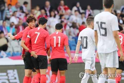 황의조 동점골(이스탄불=연합뉴스) 신준희 기자 = 5일 오후(한국시간) 터키 이스탄불 파티흐 테림 스타디움에서 열린 한국과 조지아의 평가전. 
    황의조(16번)가 동점 골을 넣은 뒤 동료들과 기뻐하고 있다. 2019.9.5 hama@yna.co.kr