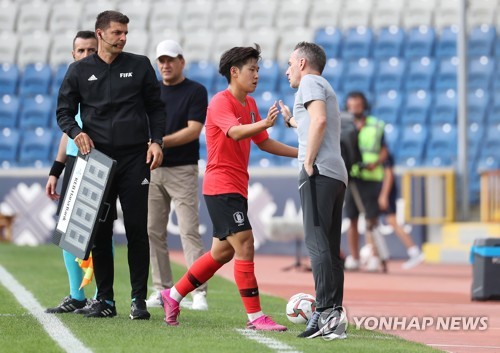 교체되는 이강인(이스탄불=연합뉴스) 신준희 기자 = 5일 오후(한국시간) 터키 이스탄불 파티흐 테림 스타디움에서 열린 한국과 조지아의 평가전. 
    이강인이 교체되며 벤투 감독과 손을 부딪치고 있다. 2019.9.6 hama@yna.co.kr
