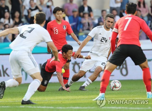 넘어지는 황희찬(이스탄불=연합뉴스) 신준희 기자 = 5일 오후(한국시간) 터키 이스탄불 파티흐 테림 스타디움에서 열린 한국과 조지아의 평가전. 
    황희찬이 드리블을 하다 넘어지고 있다. 2019.9.6 hama@yna.co.kr