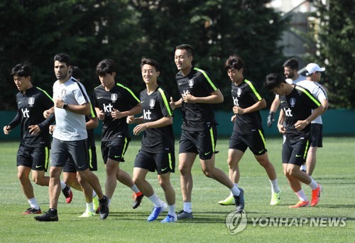 투르크메니스탄전을 위해(이스탄불=연합뉴스) 신준희 기자 = 축구 국가대표팀 김신욱 등 선수들이 6일 오후(한국시간) 터키 이스탄불 파티흐 테림 연습경기장에서 몸을 풀고 있다. 
    이날 오전 열린 조지아전에 출전한 손흥민 등 주요 선수들은 공식훈련에는 참가하지 않고 숙소에서 회복 훈련을 실시했다. 2019.9.6 hama@yna.co.kr