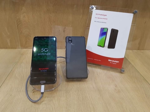샤프의 5G 스마트폰 모형[촬영 채새롬]