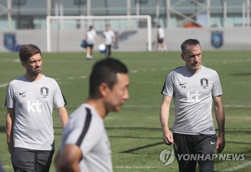 훈련장 나온 벤투 감독(이스탄불=연합뉴스) 신준희 기자 = 축구 국가대표팀 파울루 벤투 감독이 6일 오후(한국시간) 훈련을 위해 터키 이스탄불 파티흐 테림 연습경기장으로 걸어오고 있다. 2019.9.6 hama@yna.co.kr