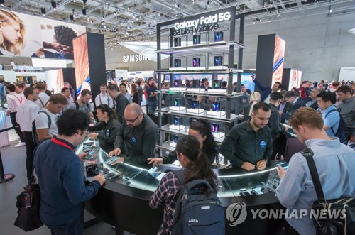 갤럭시 폴드 5G 체험하는 관람객(서울=연합뉴스) 6일 독일 베를린에서 열린 가전전시회 'IFA 2019'에서 삼성전자 전시장을 찾은 관람객들이 '갤럭시 폴드 5G'를 체험하고 있다. 2019.9.6 
 [삼성전자 제공. 재판매 및 DB 금지] photo@yna.co.kr