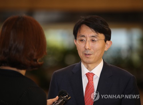 출국하는 김정한 아시아태평양국장(서울=연합뉴스) 박동주 기자 = 외교부 일본 담당인 김정한 아시아태평양국장이 일본 니가타에서 열리는 일본지역 공관장 회의 등에 참석하기 위해 11일 김포공항을 통해 출국하고 있다. 2019.7.11 pdj6635@yna.co.kr