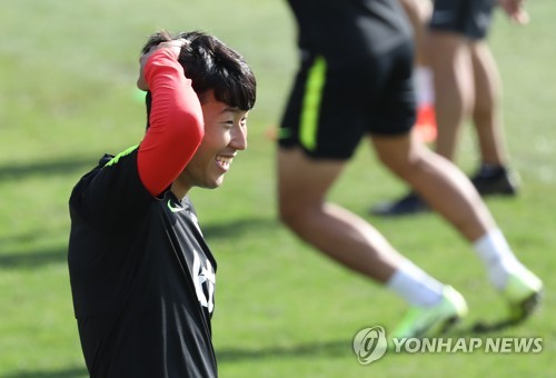 기분 좋은 손흥민(이스탄불=연합뉴스) 신준희 기자 = 축구 국가대표팀 손흥민이 7일 오후(한국시간) 터키 이스탄불 파티흐 테림 연습경기장에서 훈련을 하던 중 미소를 짓고 있다.
    벤투 감독이 이끄는 대표팀은 10일 투르크메니스탄과 카타르 월드컵 예선 첫 경기를 치른다. 2019.9.7 hama@yna.co.kr