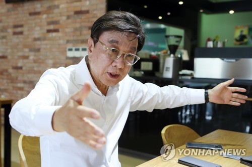 표창장 논란 입장 밝히는 최성해 동양대 총장(영주=연합뉴스) 김현태 기자 = 8일 오후 경북 영주시 동양대학교에서 최성해 동양대 총장이 연합뉴스와 만나 조국 법무부 장관 후보자 딸의 표창장 논란과 관련해 입장을 밝히고 있다. 2019.9.8 mtkht@yna.co.kr