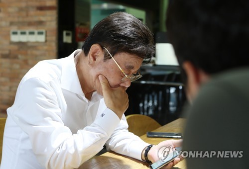 인사청문회에서 포착된 표창장 살펴보는 동양대 총장(영주=연합뉴스) 김현태 기자 = 8일 오후 경북 영주시 동양대학교에서 최성해 동양대 총장이 연합뉴스와 만나 조국 법무부 장관 후보자 딸의 표창장 논란과 관련해 입장을 밝히다 지난 6일 조 후보자의 인사청문회에서 포착된 표창장을 살펴보고 있다. 2019.9.8 mtkht@yna.co.kr