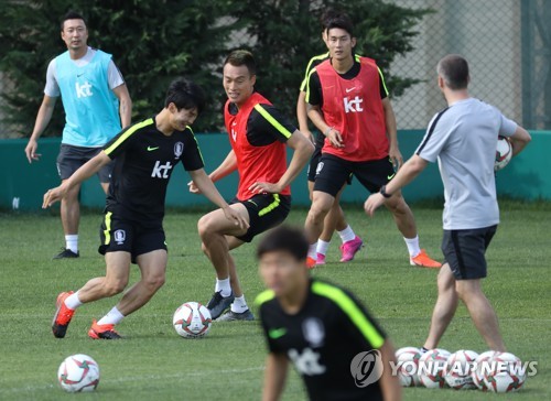투르크메니스탄 가기 전 훈련(이스탄불=연합뉴스) 신준희 기자 = 축구 국가대표팀 김신욱 등이 8일 오후(한국시간) 터키 이스탄불 파티흐 테림 연습경기장에서 훈련을 하고 있다.      벤투 감독이 이끄는 대표팀은 10일 투르크메니스탄과 카타르 월드컵 예선 첫 경기를 치른다. 2019.9.8 hama@yna.co.kr