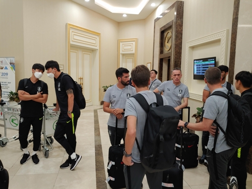 (아시가바트[투르크메니스탄]=연합뉴스) 이영호 기자 = 파울루 벤투 감독이 이끄는 한국 축구대표팀이 9일(한국시간) 새벽 투르크메니스탄 아시가바트 국제공항에 도착해 입국 수속을 준비하고 있다. 2019.9.9 
 horn90@yna.co.kr