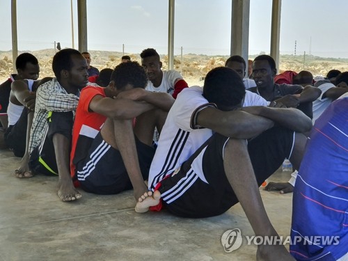 리비아 연안서 구조된 지중해 난민들[트리폴리 AP=연합뉴스 자료사진]